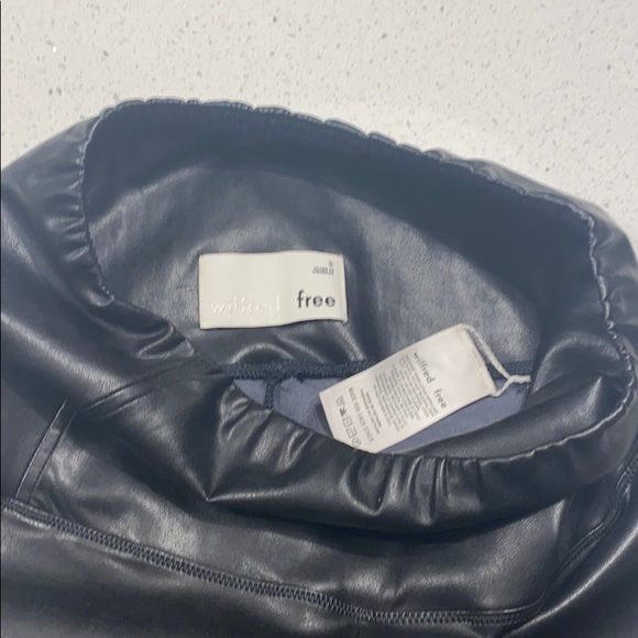 Aritzia Wilfred free vegan leather leggings - Picture 3 of 6